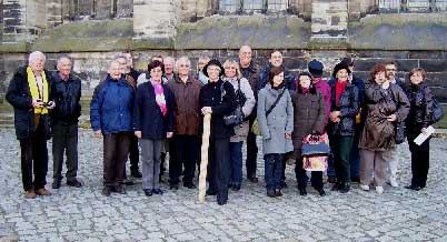 Gruppenfoto an der Nordfassade des Doms