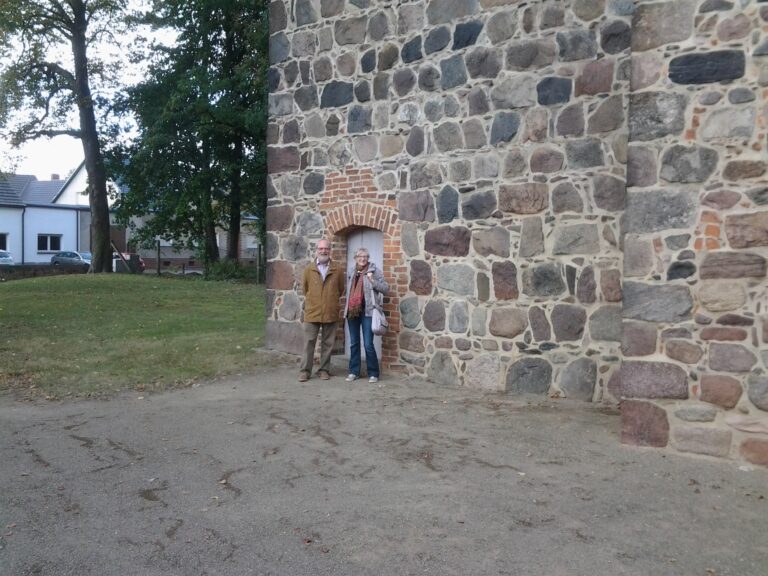 susanne Kowar und Peter Rainer vor der Kirche in gräfendorf